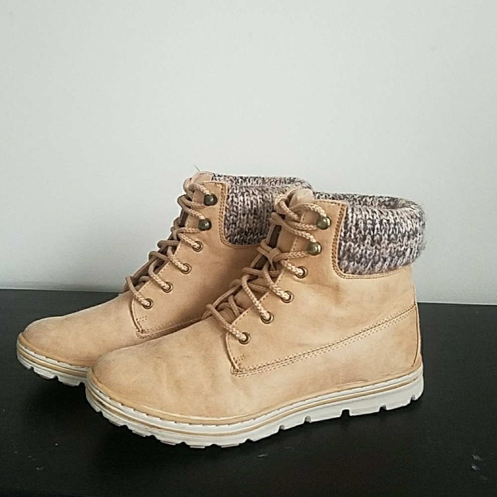 Size 8.5 women's lace up boot